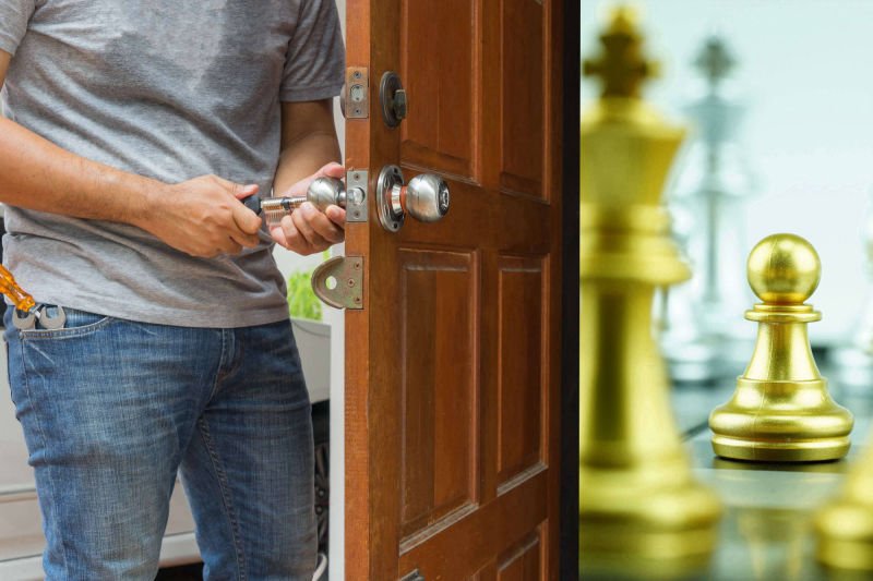 locksmith technician install deadbolt and doorknob